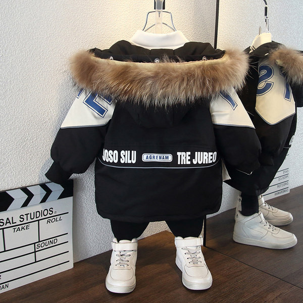 Laste talvejope sulekraega ja kirjaga seljal