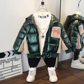 Fényes hatású gyerekkabát bolyhos zsebbel