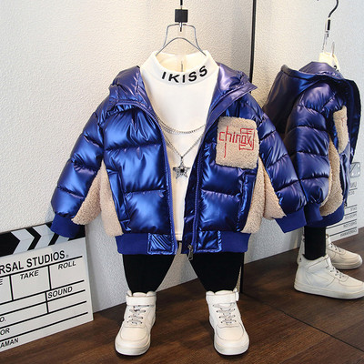 Fényes hatású gyerekkabát bolyhos zsebbel