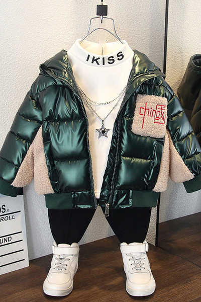 Fényes hatású gyerekkabát bolyhos zsebbel