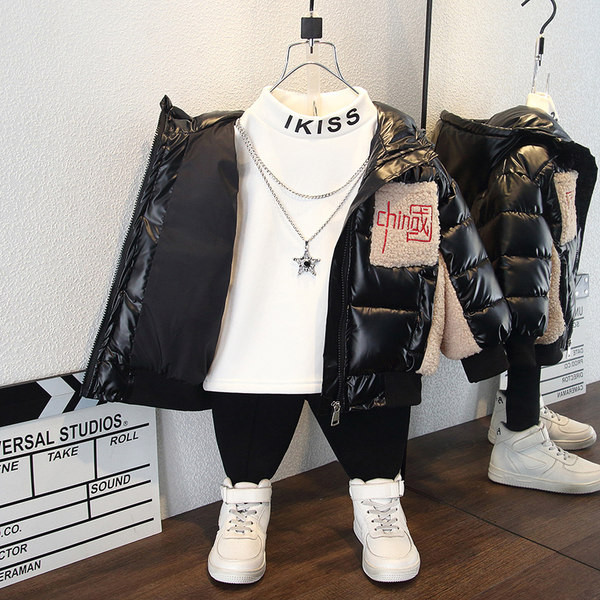 Fényes hatású gyerekkabát bolyhos zsebbel