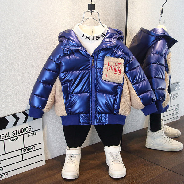 Fényes hatású gyerekkabát bolyhos zsebbel