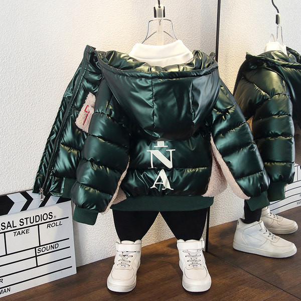 Fényes hatású gyerekkabát bolyhos zsebbel