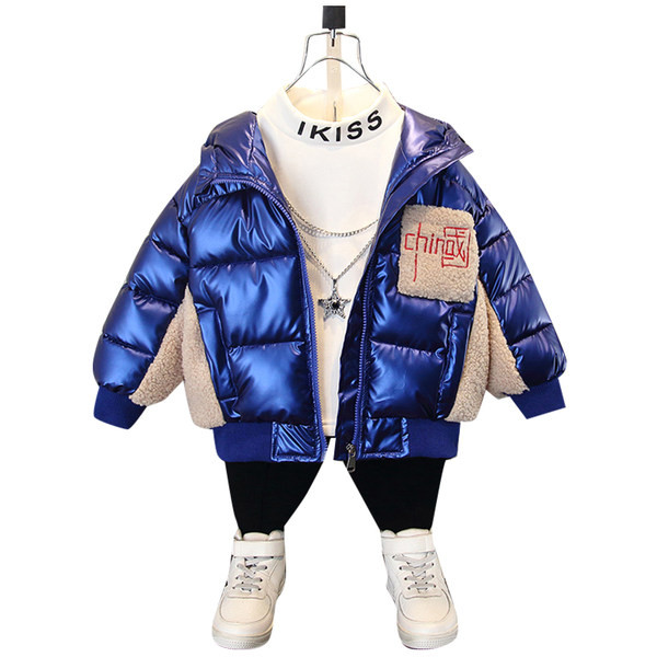 Fényes hatású gyerekkabát bolyhos zsebbel