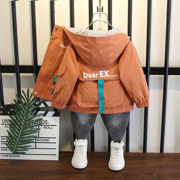 Kolmes värvitoonis kapuutsiga ja taskutega laste talvejope