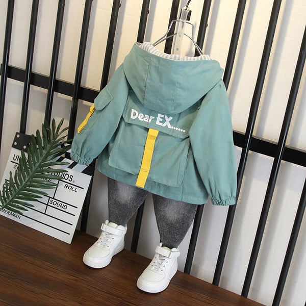 Kolmes värvitoonis kapuutsiga ja taskutega laste talvejope