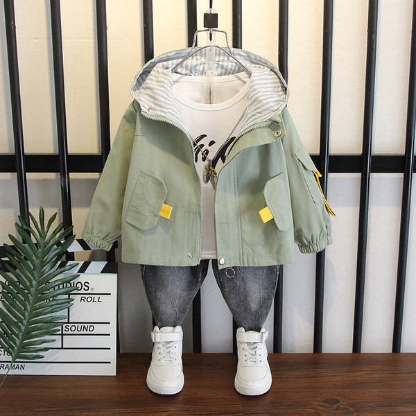 Kolmes värvitoonis kapuutsiga ja taskutega laste talvejope