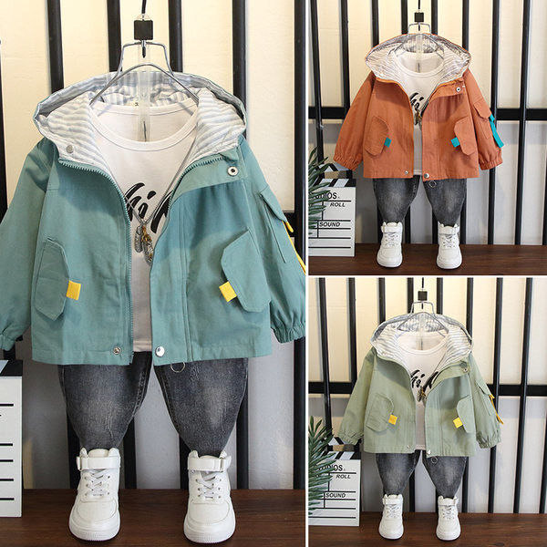 Kolmes värvitoonis kapuutsiga ja taskutega laste talvejope