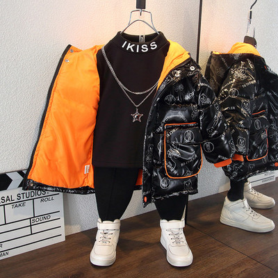 Modern gyerek kabát fiúknak felirattal és rátéttel