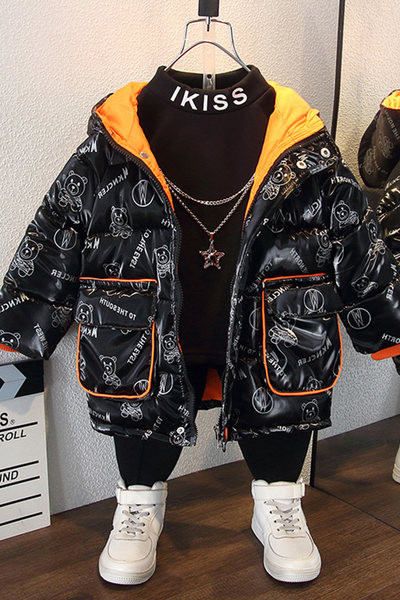 Modern gyerek kabát fiúknak felirattal és rátéttel