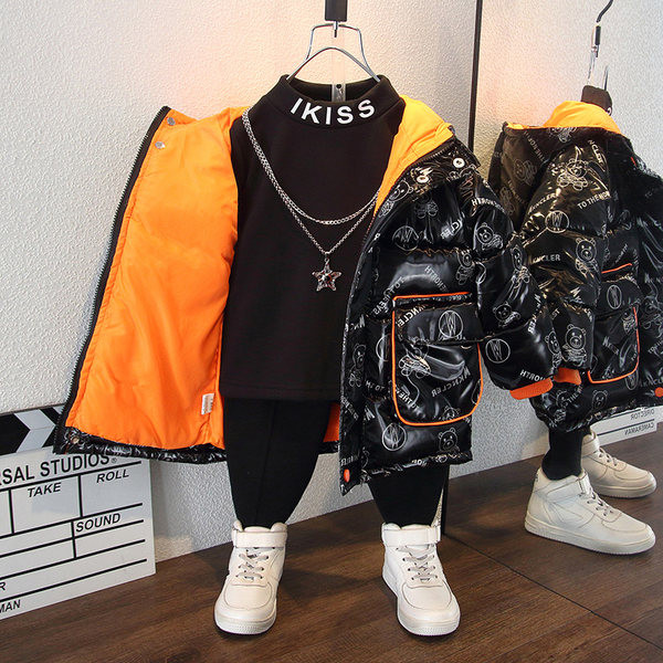 Modern gyerek kabát fiúknak felirattal és rátéttel