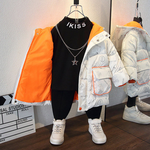 Modern gyerek kabát fiúknak felirattal és rátéttel