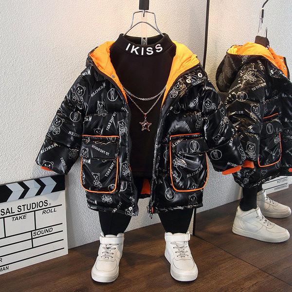 Modern gyerek kabát fiúknak felirattal és rátéttel