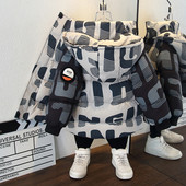 Téli fiú kabát kapucnival és meleg béléssel