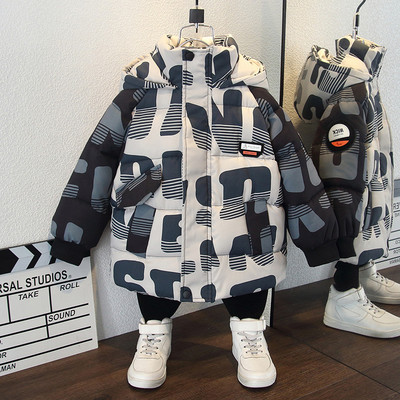 Téli fiú kabát kapucnival és meleg béléssel