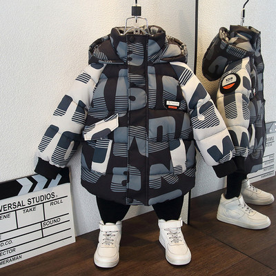 Téli fiú kabát kapucnival és meleg béléssel