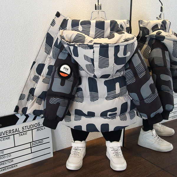 Téli fiú kabát kapucnival és meleg béléssel