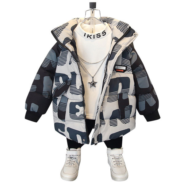 Téli fiú kabát kapucnival és meleg béléssel