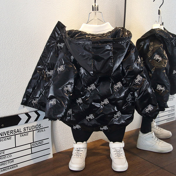 Új modell gyerek kabát fiúknak rátéttel