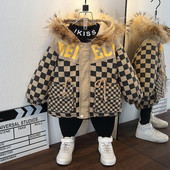 Stílusos gyerekkabát fiúknak pehely és nyakkendővel