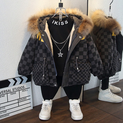 Stílusos gyerekkabát fiúknak pehely és nyakkendővel