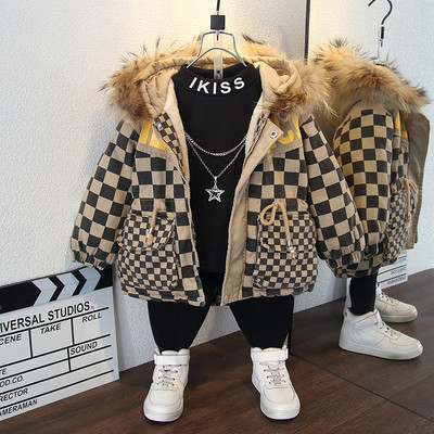 Stílusos gyerekkabát fiúknak pehely és nyakkendővel