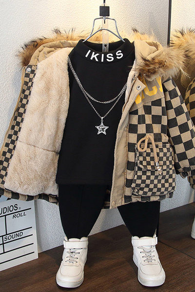 Stílusos gyerekkabát fiúknak pehely és nyakkendővel