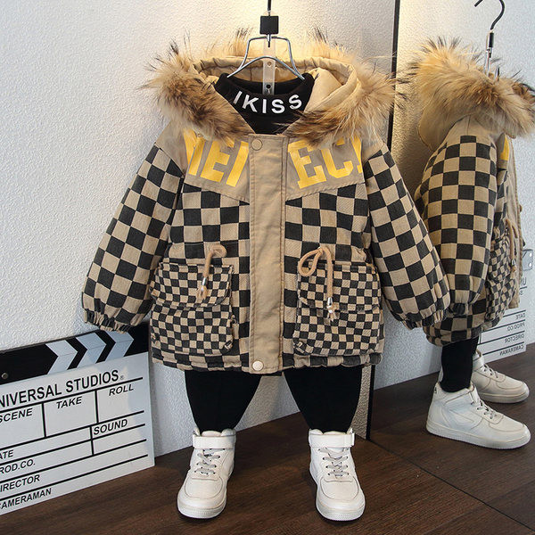 Stílusos gyerekkabát fiúknak pehely és nyakkendővel