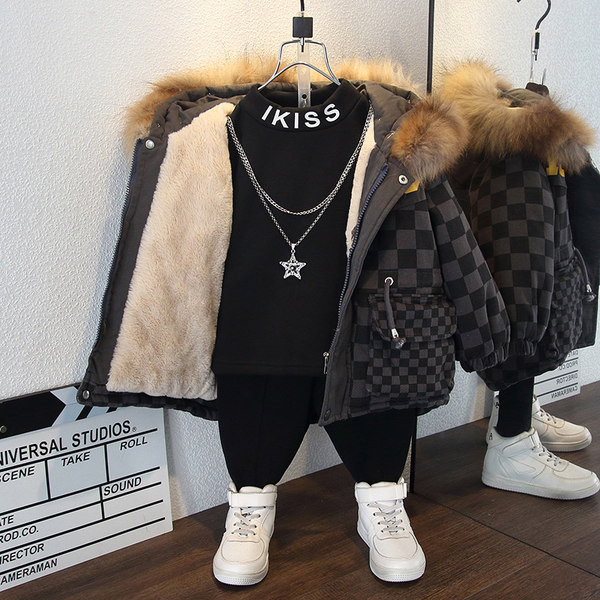 Stílusos gyerekkabát fiúknak pehely és nyakkendővel