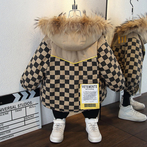 Stílusos gyerekkabát fiúknak pehely és nyakkendővel