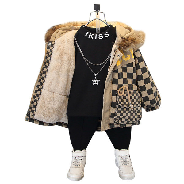 Stílusos gyerekkabát fiúknak pehely és nyakkendővel