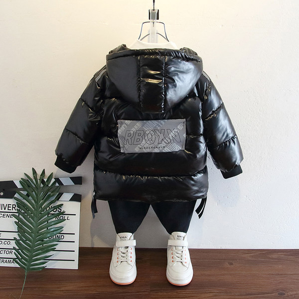 Kapuutsiga ja aplikatsiooniga laste jope poistele