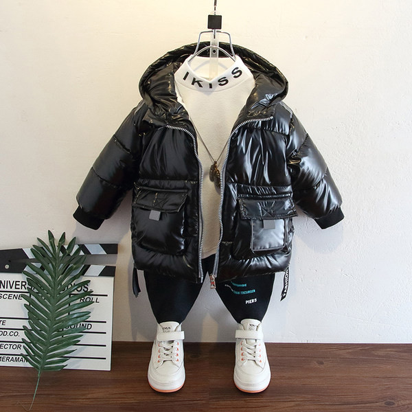 Kapuutsiga ja aplikatsiooniga laste jope poistele