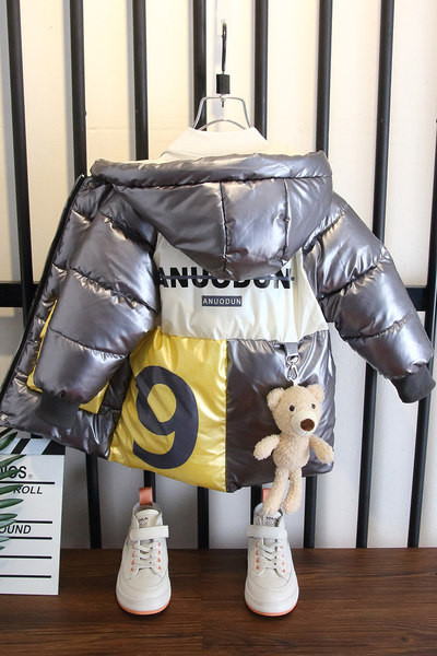 Gyermek téli kabát kapucnival és 3D elemmel