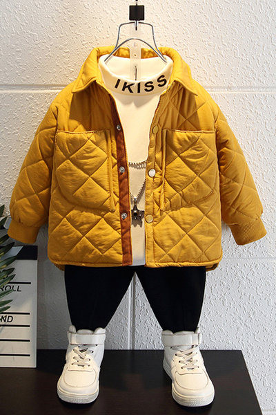 Női kabát fiúknak és gombos rögzítéssel