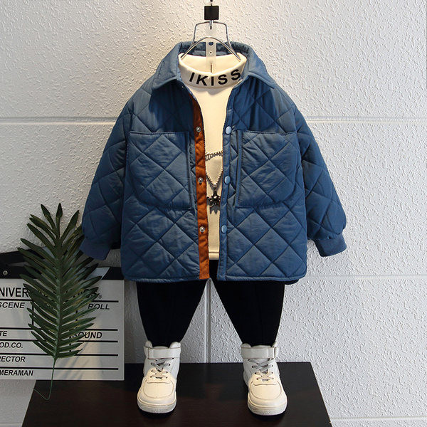 Női kabát fiúknak és gombos rögzítéssel