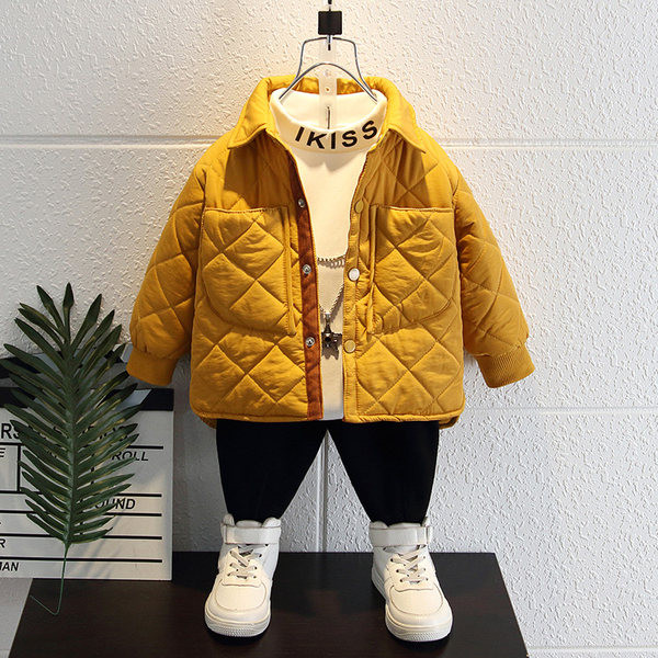 Női kabát fiúknak és gombos rögzítéssel