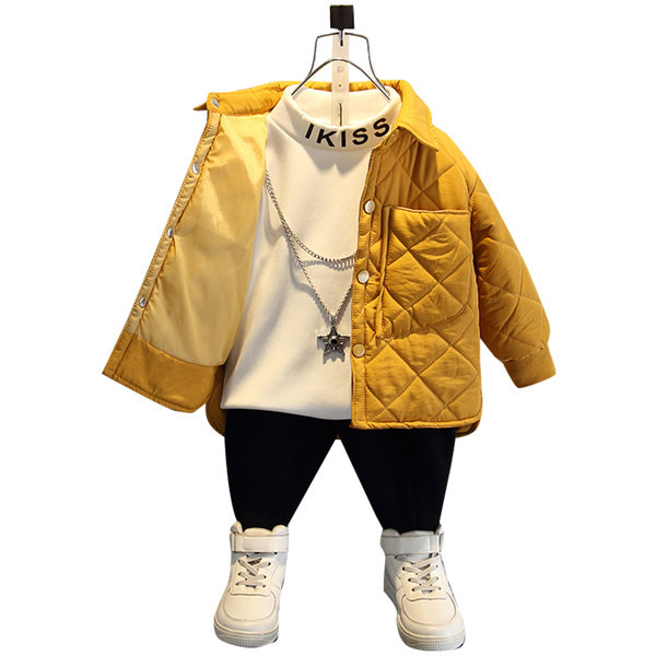 Női kabát fiúknak és gombos rögzítéssel