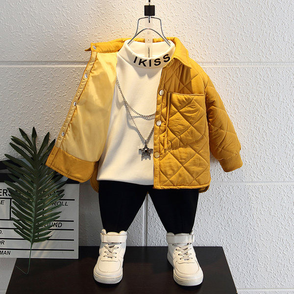 Női kabát fiúknak és gombos rögzítéssel