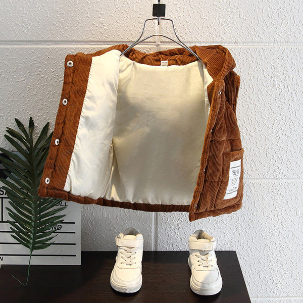 Modern gyerekmellény kapucnival és gombokkal fiúknak