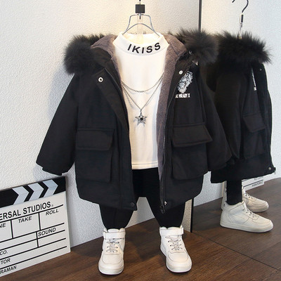 Modern téli gyerekkabát zsebekkel és kapucnival