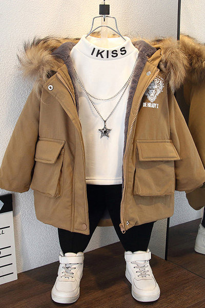 Modern téli gyerekkabát zsebekkel és kapucnival