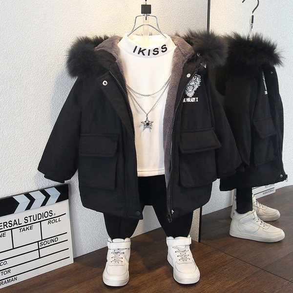 Modern téli gyerekkabát zsebekkel és kapucnival