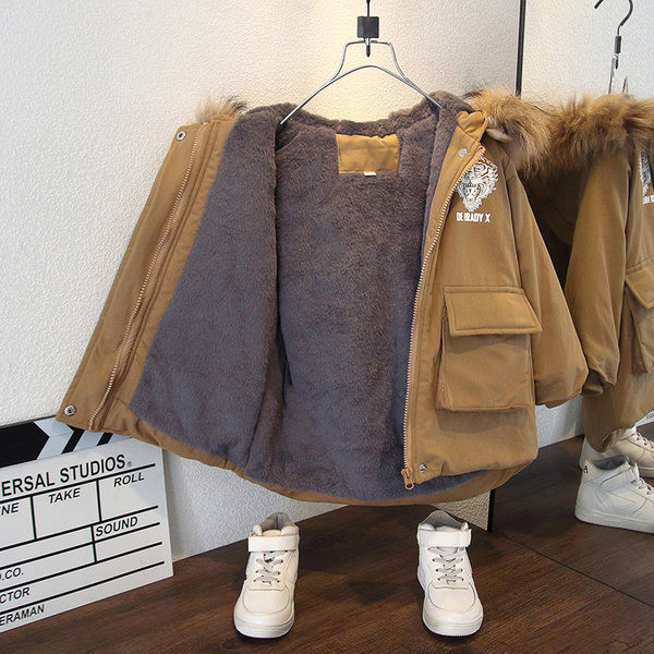 Modern téli gyerekkabát zsebekkel és kapucnival