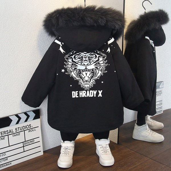 Modern téli gyerekkabát zsebekkel és kapucnival