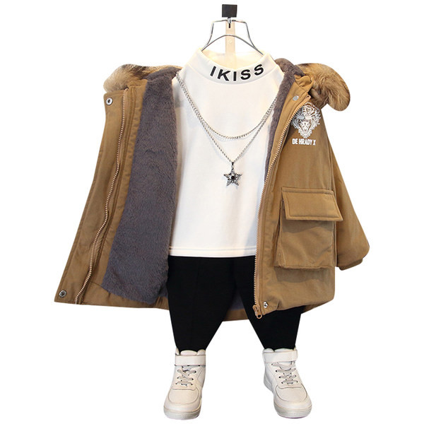 Modern téli gyerekkabát zsebekkel és kapucnival