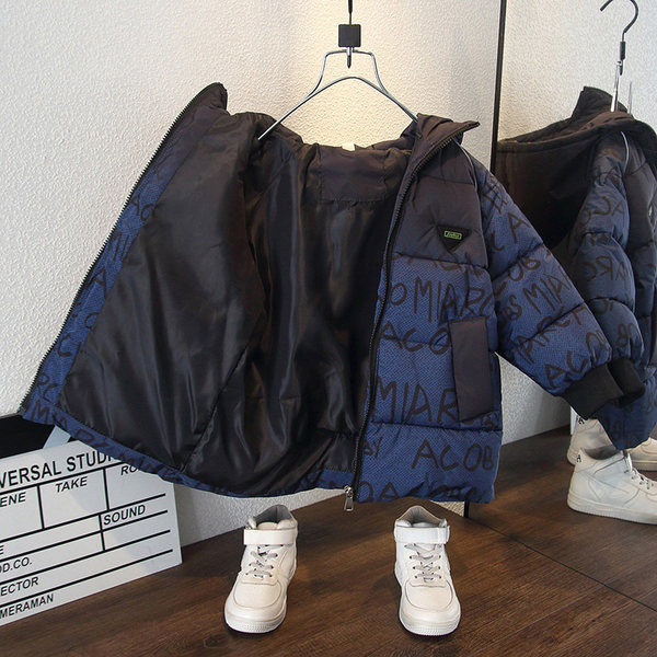 Gyerek dzseki fiúknak kapucnival és emblémával