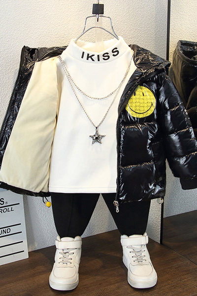 Gyermek téli lakkbőr kabát kapucnival és rátéttel