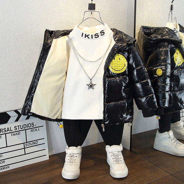 Gyermek téli lakkbőr kabát kapucnival és rátéttel