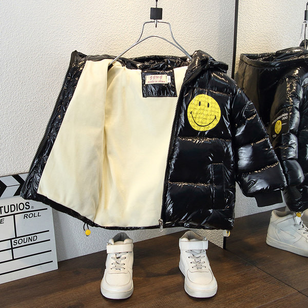 Gyermek téli lakkbőr kabát kapucnival és rátéttel